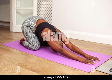 Young woman doing yoga at home Banque D'Images