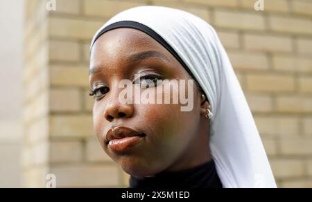 Royaume-Uni, Londres, Portrait d'une jeune femme portant le hijab à l'extérieur Banque D'Images