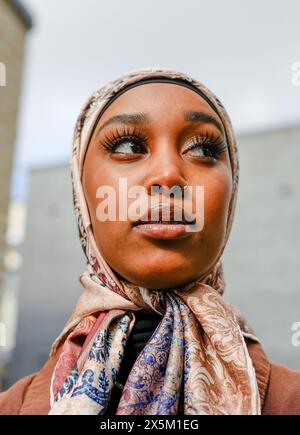 Royaume-Uni, Londres, Portrait d'une jeune femme portant le hijab à l'extérieur Banque D'Images