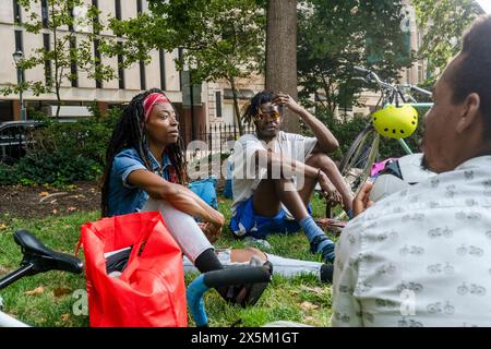 USA, Groupe de jeunes amis se relaxant sur la pelouse dans le parc Banque D'Images