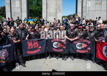 09.05.2024, Berlin, Deutschland, Europa - Mitglieder und Unterstuetzer des poutine-nahen Rockerclubs Nachtwoelfe legen am Tag des sieges vor dem Sowjetischen Ehrenmal im Ortsteil Tiergarten am 79. Jahrestag des sieges der ehemaligen Sowjetunion und den Allierten ueber Nazi-Deutschland und dem Ende des Zweiten Weltkriegs Blumen und Kraenze nieder und zollen den gefallenen russischen Soldaten ihren Respekt. Auf Grund des anhaltenden Krieges in der Ukraine sind Flaggen und Fahnen mit russischem Bezug, Uniformen, Marsch- und Militaerlieder und Kennzeichen, die den russischen Angriffskrieg auf die UK Banque D'Images