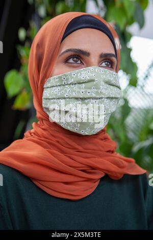 Portrait de femme portant foulard et masque facial Banque D'Images