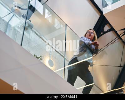 Royaume-Uni, Londres, vue en angle bas de la femme handicapée dans le couloir du bureau Banque D'Images