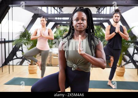 Groupe de personnes pratiquant le pilates en studio Banque D'Images