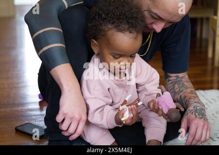 Père jouant avec sa fille à la maison Banque D'Images