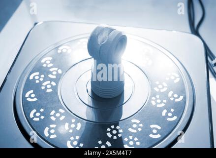 Numérisation 3D d'un objet. Scanner tridimensionnel avec surface volumétrique laser bleu de balayage d'objet pour prototypage. Nouvelle innovation de haute précision équipement technologique moderne. Précision scientifique Banque D'Images