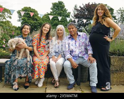 Portrait de famille assis sur le banc avec chien Banque D'Images