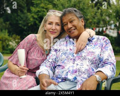 Portrait de couple mature embrassant dans la cour arrière Banque D'Images