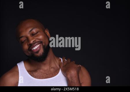 Portrait de studio d'un jeune homme portant un débardeur Banque D'Images