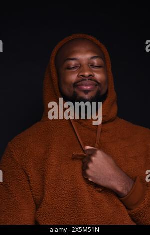 Portrait studio d'un jeune homme portant un sweat à capuche Banque D'Images