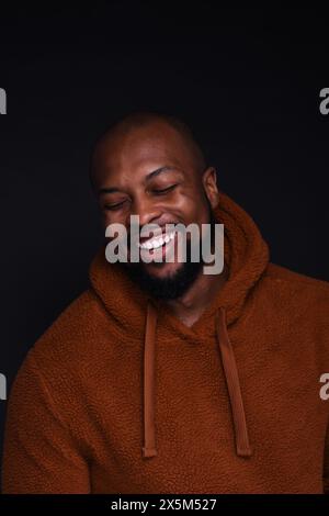 Portrait studio d'un jeune homme portant un sweat à capuche Banque D'Images