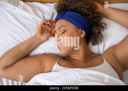 Woman sleeping in bed Banque D'Images