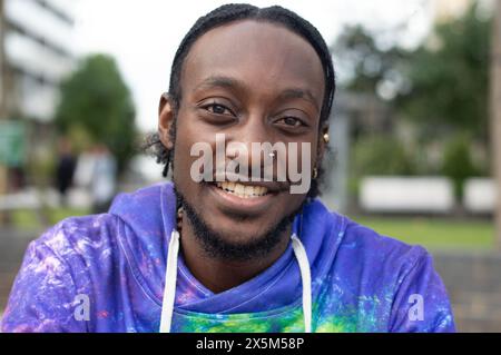Portrait of smiling young man outdoors Banque D'Images