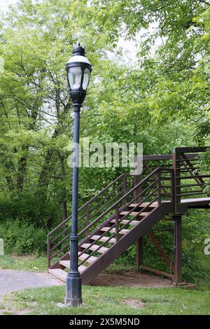 Le lampadaire par les marches de la passerelle. Banque D'Images