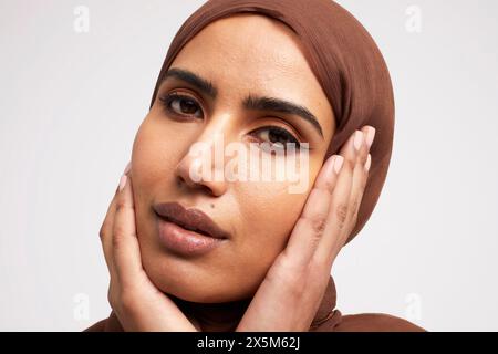 Portrait studio d'une femme portant du brownhijab Banque D'Images