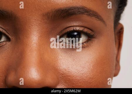 Gros plan sur les yeux bruns des femmes Banque D'Images