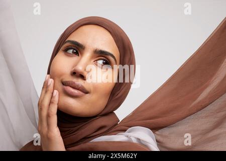 Portrait studio d'une femme portant du brownhijab Banque D'Images