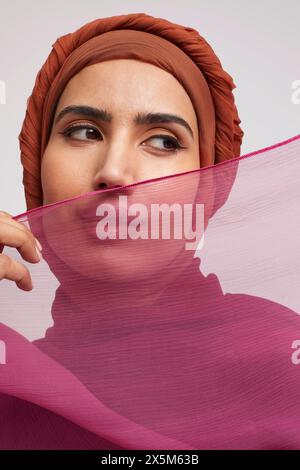 Portrait studio d'une femme portant du brownhijab Banque D'Images