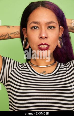 Portrait studio de femme tatouée et percée Banque D'Images