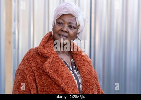 Royaume-Uni, South Yorkshire, Portrait de femme élégante en faux manteau de fourrure Banque D'Images