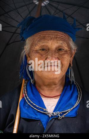 Portrait d'une femme âgée Fleur Hmong, Mu Cang Chai, yen Bai, Vietnam Banque D'Images