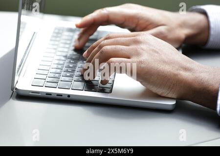 Businessman typing on laptop Banque D'Images
