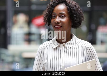 Souriante femme d'affaires mature dans le bureau Banque D'Images