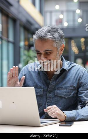 Homme d'affaires ayant appel vidéo sur ordinateur portable Banque D'Images
