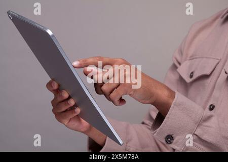 Gros plan des mains masculines à l'aide d'une tablette numérique Banque D'Images