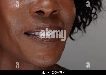 Photo en studio d'une femme mature, gros plan de la bouche Banque D'Images