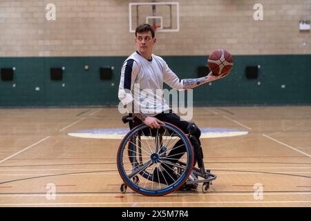 Joueur masculin de basket-ball en fauteuil roulant tenant la balle Banque D'Images