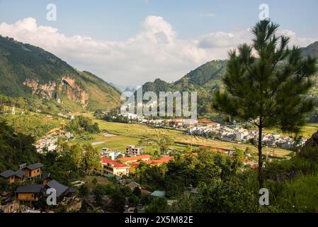 Vue sur la ville de Dong Van et les rizières en terrasses, Dong Van, Ha Giang, Vietnam Banque D'Images