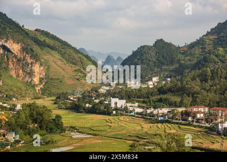 Vue sur la ville de Dong Van et les rizières en terrasses, Dong Van, Ha Giang, Vietnam Banque D'Images