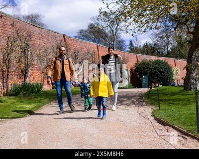 Parents avec deux fils dans le parc Banque D'Images