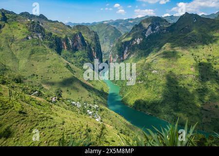 Vue sur la rivière Nho que et Tu San Canyon depuis la Ma Pi Leng Sky Walk, Ha Giang, Vietnam Banque D'Images