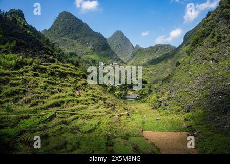 Pics karstiques calcaires sur le Ma Pi Leng Sky Walk, Ha Giang, Vietnam Banque D'Images