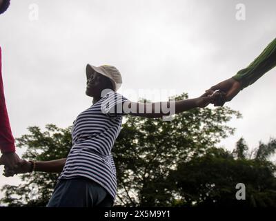 Groupe de jeunes amis dansant, vue en angle bas Banque D'Images