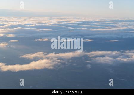 Nuages au-dessus du sud de l'Écosse vus du vol EasyJet Édimbourg à Lisbonne Banque D'Images