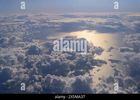 Nuages sur mer du vol EasyJet Édimbourg à Lisbonne Banque D'Images