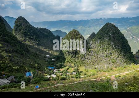 Pics karstiques calcaires sur le Ma Pi Leng Sky Walk, Ha Giang, Vietnam Banque D'Images