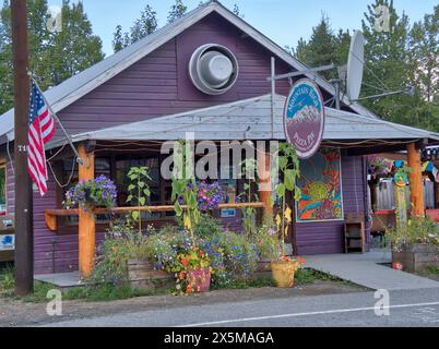 États-Unis, Alaska, Talkeetna. Devanture décorée de fleurs dans la ville de Talkeetna. (Usage éditorial uniquement) Banque D'Images