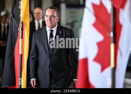 Ottawa, Canada. 10 mai 2024. Boris Pistorius (SPD), ministre fédéral de la Défense, est reçu avec les honneurs militaires. Le ministre rencontre ses homologues, diplomates et officiers lors de son voyage de politique militaire. Crédit : Britta Pedersen/dpa/Alamy Live News Banque D'Images