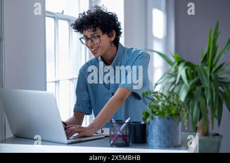 Young woman working in office Banque D'Images