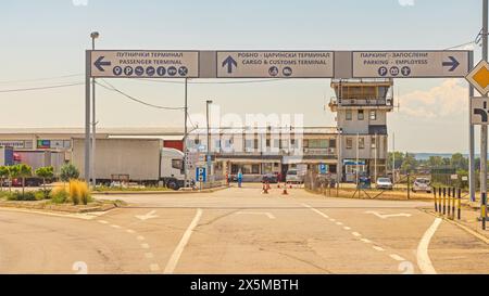 NIS, Serbie - 04 août 2022: Porte d'entrée de Constantine le Grand aéroport et le terminal de douane de fret. Banque D'Images