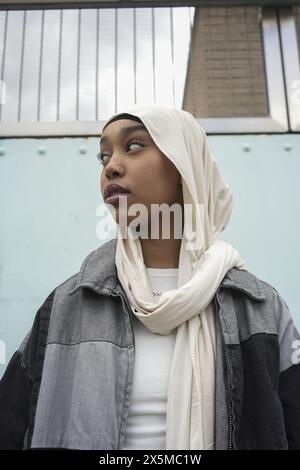 Portrait d'une jeune femme portant le hijab en ville Banque D'Images