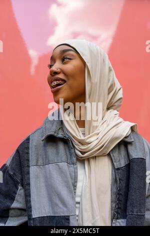 Jeune femme souriante portant le hijab Banque D'Images