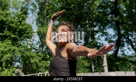 Senior woman doing yoga outdoors Banque D'Images