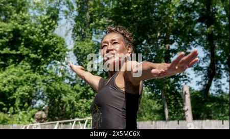 Senior woman doing yoga outdoors Banque D'Images