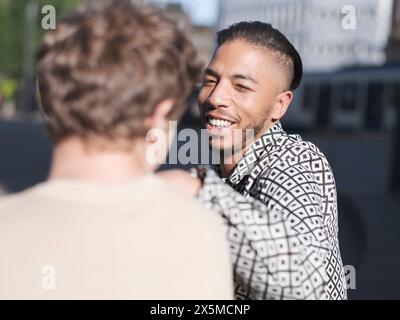 Royaume-Uni, South Yorkshire, couple gay à l'extérieur Banque D'Images