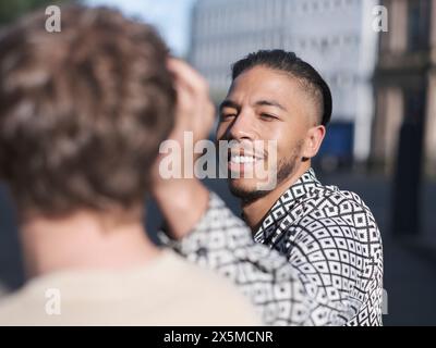 Royaume-Uni, South Yorkshire, couple gay à l'extérieur Banque D'Images